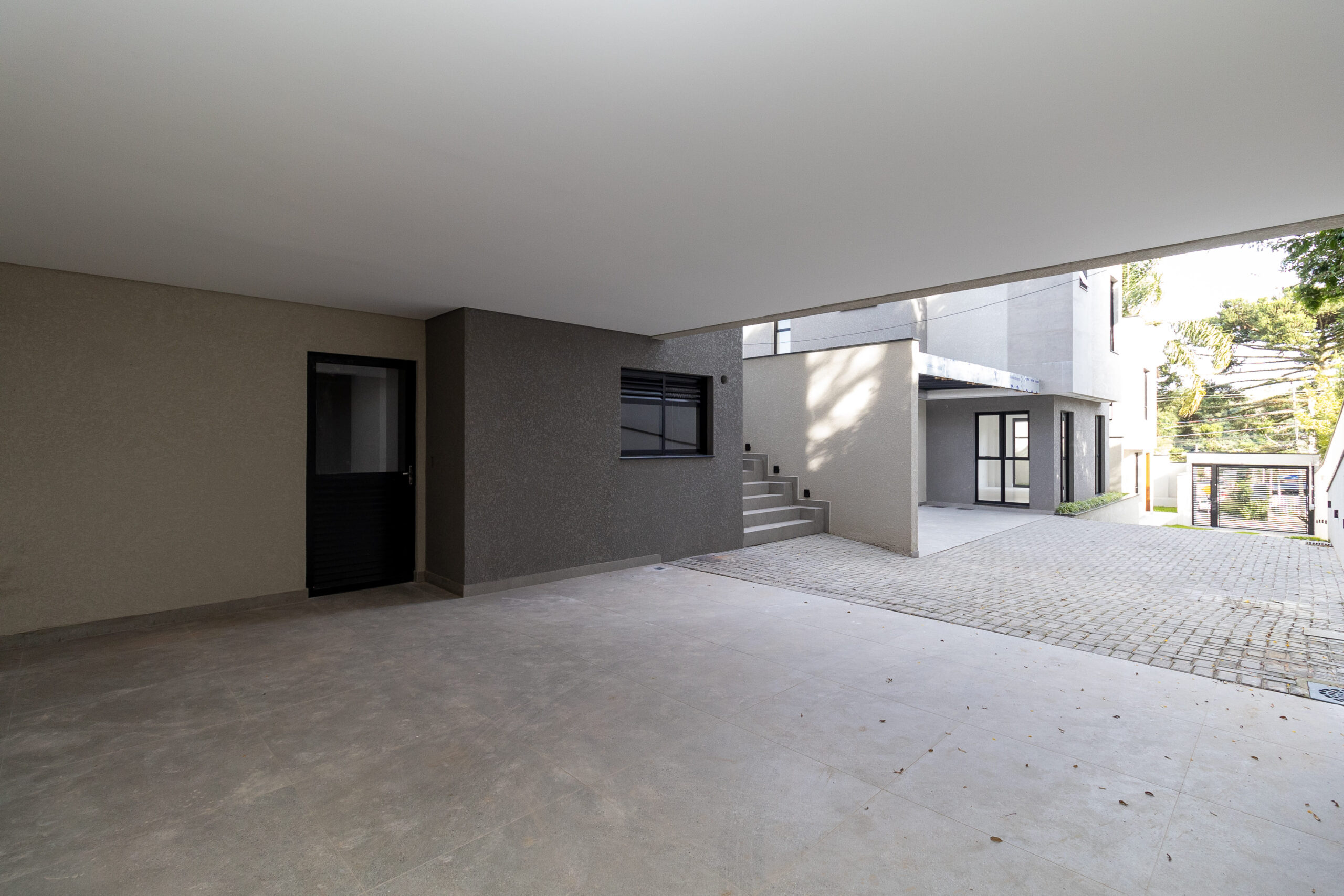 Ampla garagem coberta