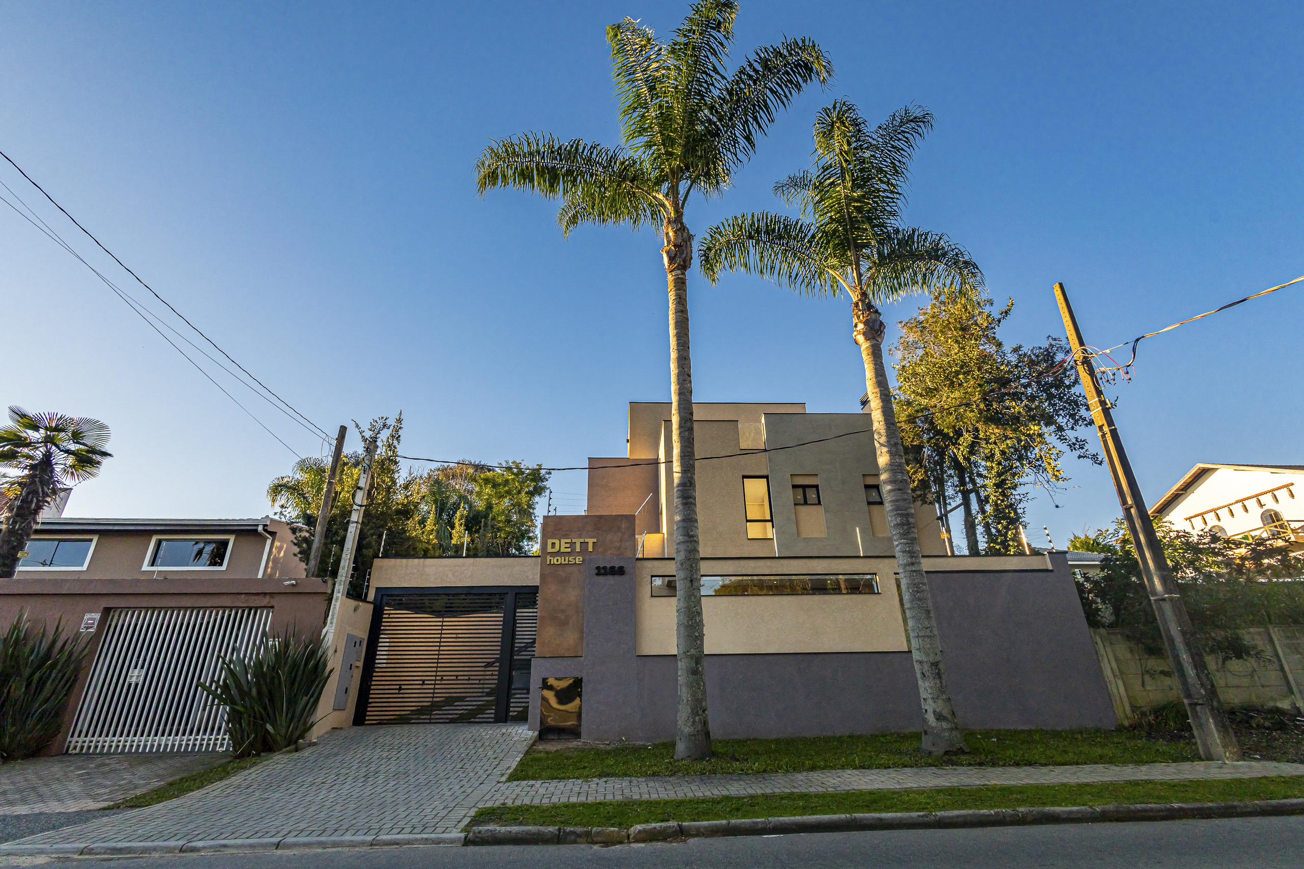 DETT HOUSE